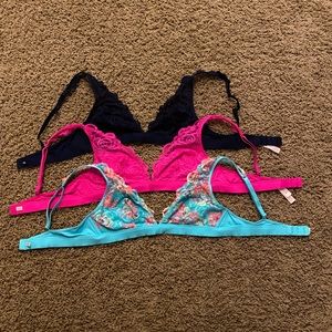 3 total: Victoria’s Secret lace bralett